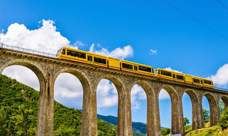 AU COEUR DES PYRENEES & SON PETIT TRAIN JAUNE 